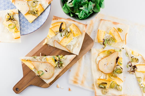 Flammkuchen mit Kürbis und Birnen aus dem Dampfgarer.