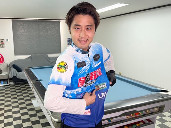 ビアポンバーGROVEのロゴが入った新ユニフォーム