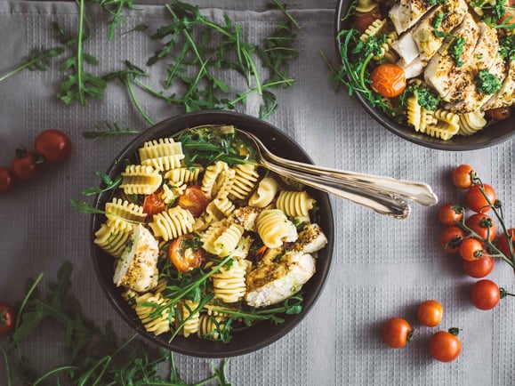 Rucola-Poulet-Pasta mit Pesto aus dem Dampfgarer.