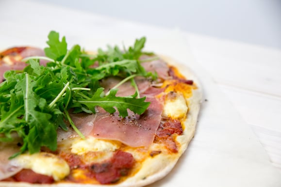 Bild zum Rezept für Steamer und Dampfgarer: Pizza mit Rohschinken, Ruccola, Cherrytomaten und Mascarpone.