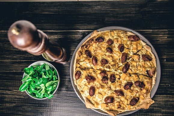 Bild zum Rezept für Kombi-Steamer und Dampfgarer: Quiche mit Kürbis und Würstchen.