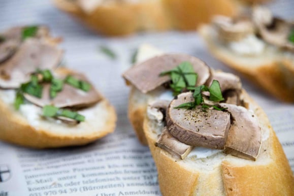 Steamhaus - Rezept für Kombi-Steamer und Dampfgarer: Pilz-Ricotta-Basilikum-Bruschetta.