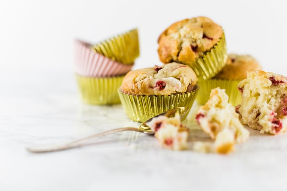 Weisse Schoko-Beeren-Muffins aus dem Dampfgarer.