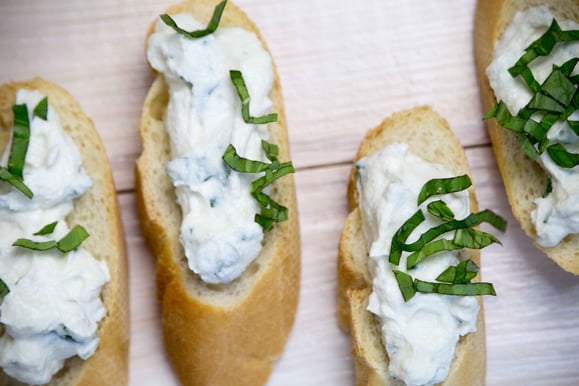 Steamhaus - Rezept für Kombi-Steamer und Dampfgarer: Ricotta-Basilikum-Honig-Bruschetta.