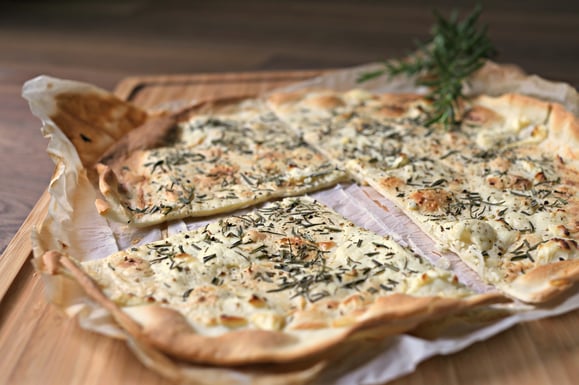 Bild zum Rezept für Steamer und Dampfgarer: Flammkuchen mit Schafskäse und Rosmarin.