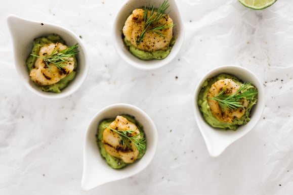 Jakobsmuscheln Sous-Vide auf Avocado aus dem Dampfgarer.