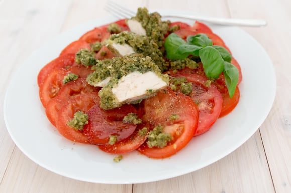 Poulet mit Kräuterkruste auf Tomatensalat aus dem Dampfgarer.