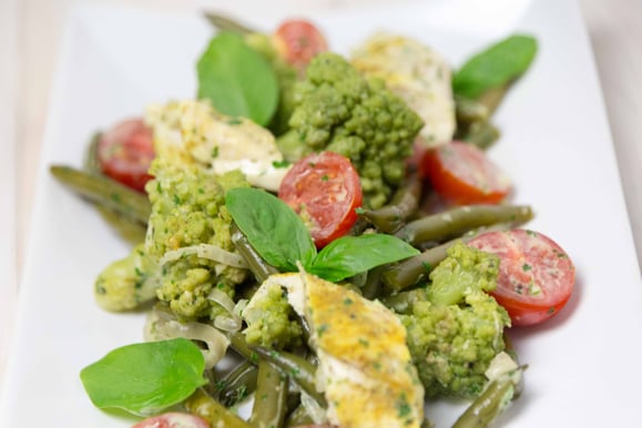 Bohnen-Romanesco-Salat mit Pouletbrüstchen aus dem Dampfgarer.