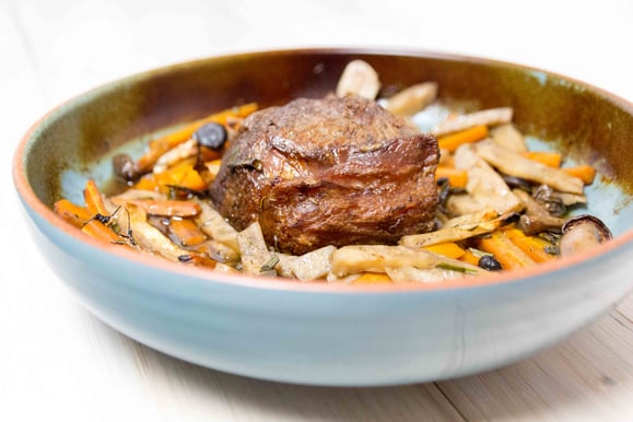 Rindsschmorbraten aus dem Dampfgarer.