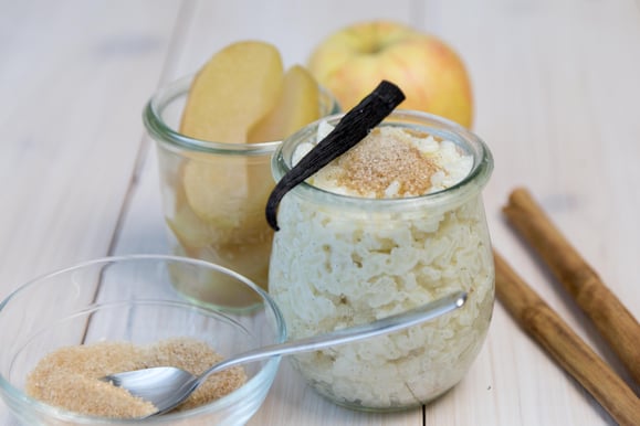 Steamhaus - Rezept für Kombi-Steamer und Dampfgarer: Milchreis mit Zimt und Zucker, dazu Apfelschnitze.