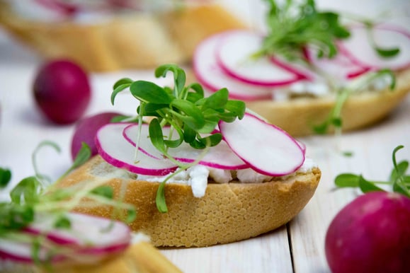 Steamhaus - Rezept für Kombi-Steamer und Dampfgarer: Ricotta-Radieschen-Kresse-Bruschetta.