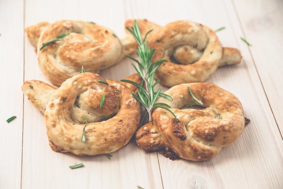 Steamhaus - Rezept für Kombi-Steamer und Dampfgarer: Bretzel mit Rosmarin, Mozzarella und Parmesan.