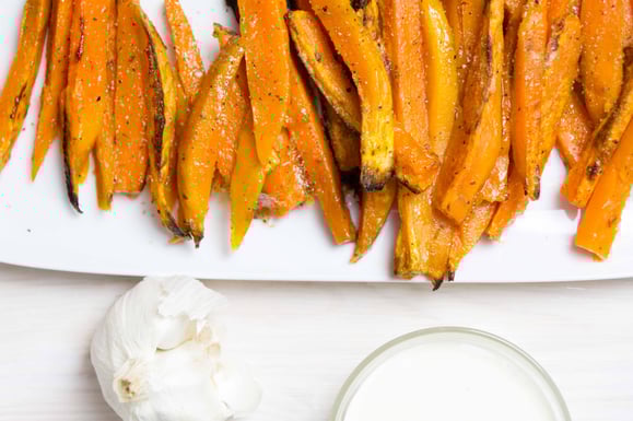 Steamhaus - Rezept für Kombi-Steamer und Dampfgarer: Süsskartoffel-Pommes mit Knoblauch-Sauce.