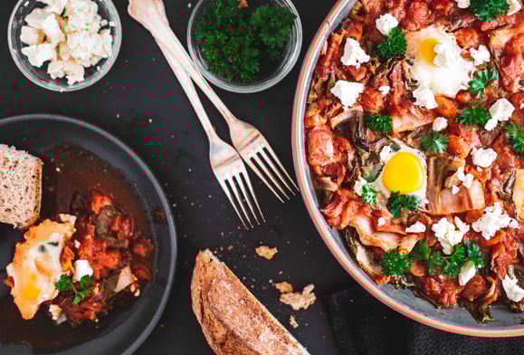 Shakshuka mit Krautstielen aus dem Dampfgarer.