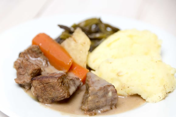 Ragout mit Kartoffelstock, Dörrbohnen und Karotten aus dem Dampfgarer.