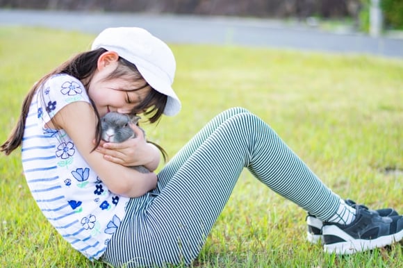 来年の干支のかわいいうさぎを抱きかかえる可愛い女の子