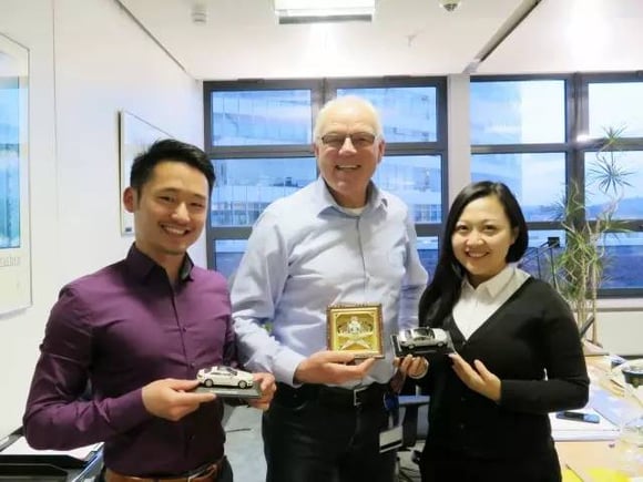 Storp 博士接受对话德国访谈 (左起:刘旭辉,Storp 博士,殷琨)