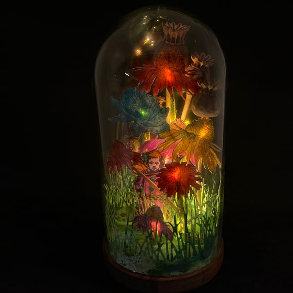 glass globe, glass dome, secret garden, handmade 3D vignette, stamps Tim Holtz, flowers, ledlights