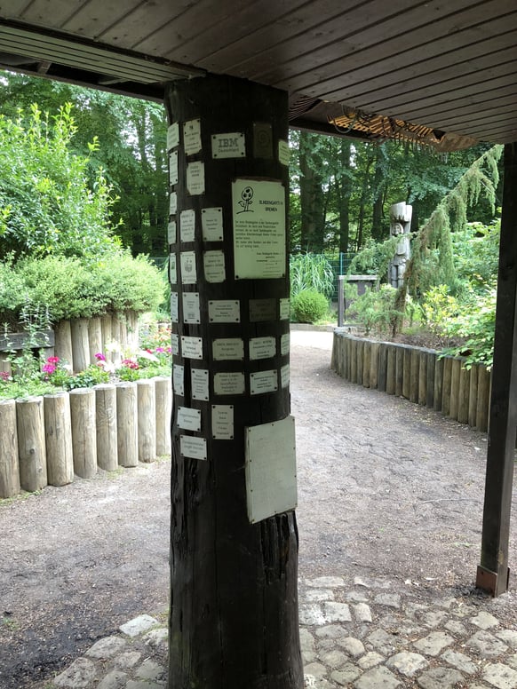 Unser Spendenbaum mit vielen Plaketten unserer Spender