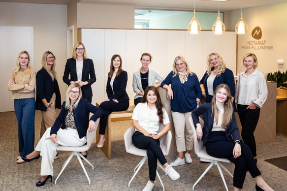 Teamfoto mit Logo rechts unten im Eck