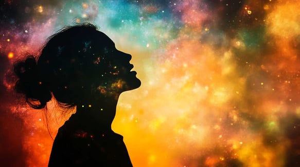 Silhouette einer Frau, die vor einem bunten Hintergrund nach oben schaut, mit dem Weltraum und dem Universum in ihrem Kopf. Silhouetten-Konzept.
