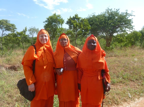 Ganz links im Bild Didi Ananda Ruchira, gebürtige US-Amerikanerin, die seit Ewigkeiten in Kenia lebt und arbeitet   (Bildrechte: mZ-14-2014)