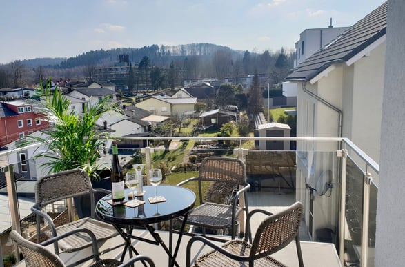 traumhafte Ferienwohnung Maria für bis zu 4 Personen, Balkon, Panoramablick über die Stadt Merzig im Saarland