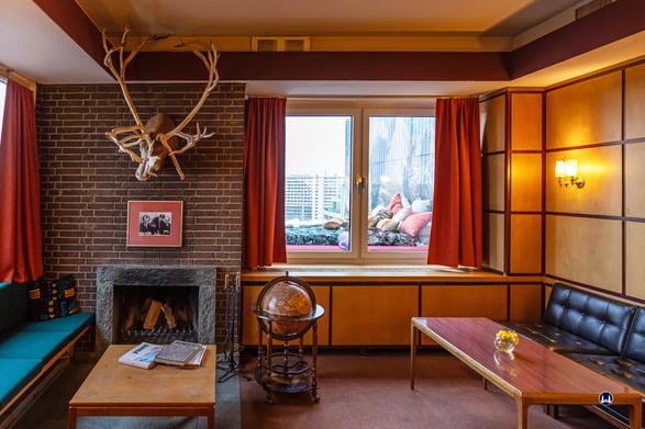 Das Kaminzimmer der Lounge. Original samt Globus.