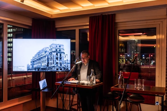 Der Autor und Historiker Michael C. Bienert während seines Vortrags zur Geschichte des historischen Hotel Eden und dessen berühmter Cocktailbar.