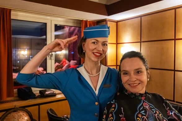 Die Eigentümerin der Pan Am Lounge, Frau Natascha Bonnermann (rechts) und eine ihrer passend uniformierten Mitarbeiterinnen. 