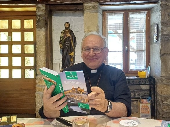 Père Serge se prépare à travers la littérature !