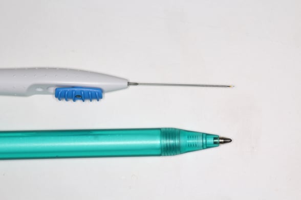 25 Gauge Netzhautinstrument (Diamantbeschichteter Sweeper) im Vergleich zu einer herkömmlichen Kugelschreiberspitze.
