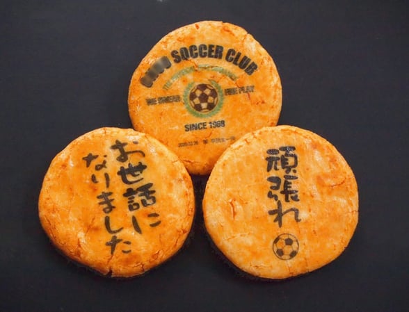サッカーチーム、マーク印刷したおせんべい