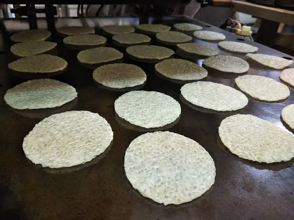 粒入りたがねの生地。鉄板でこんがり焼きます。