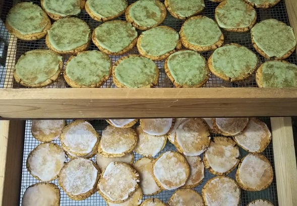 白砂糖と抹茶糖を塗った大判煎餅