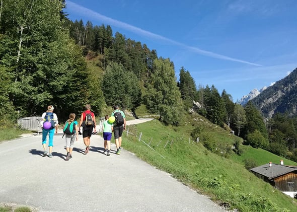 Wanderweg zum Veitenhof – malerischer Aufstieg durch das Kaisertal