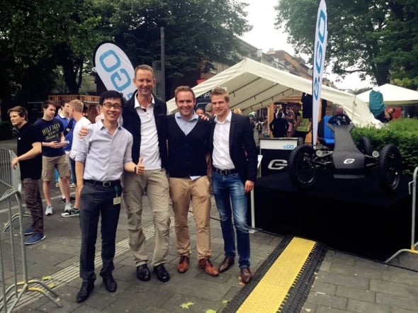    洪臣（左一）与 Schuh 教授（左二）在 e.GO 发布会   