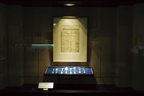写真／2013年に行われた100年企業「燕物産株式会社」展に展示された、「Laurel 月桂樹」大正時代から続く日本最古のカトラリーデザイン展示。