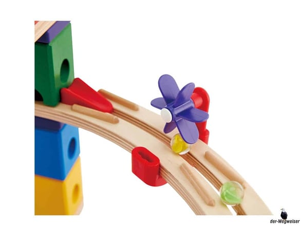 Die Besonderheiten im Hape Paket sind, dass unzählige Spielmöglichkeiten bestehen und die Kugelbahn beliebig erweitert werden kann.