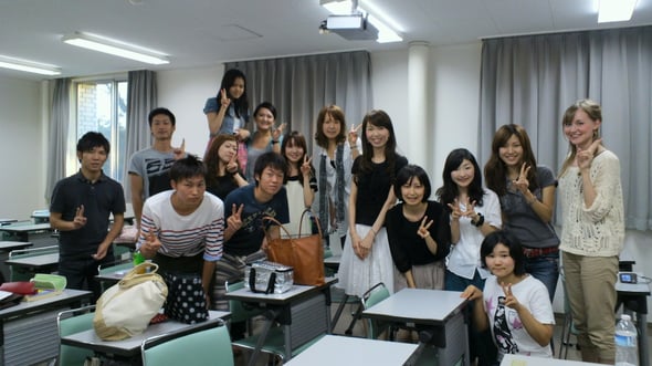 関西大学にてTOEFL講座の受講生たちと:難しい試験対策でも表情が生き生きとしています☆