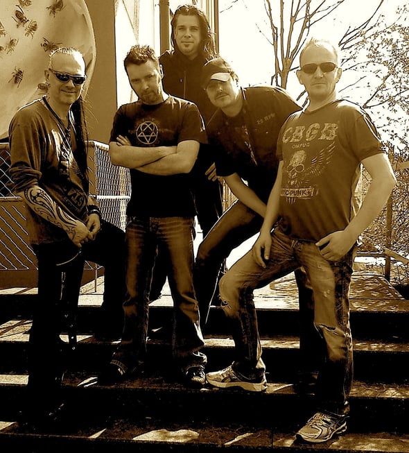 Many Maurer (Git), Danny Zimmermann (Drums), Tom Höpfner (Bass), Hef Häfliger (Git), Andy Portmann (Vocals)