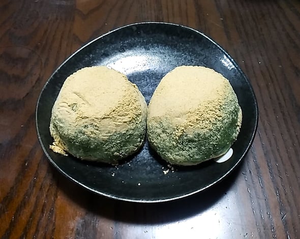 買ってきた手作りの草餅は出来立てだけによい香りがしました。　　　　　・出来立ての草餅らしく佳き香り(和良)