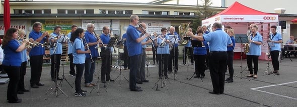 Die SG Dulliken & Starrkirch-Wil am 2.9.2016 am Ständli zum Eröffnungsapéro am Beizlifest in Dulliken (auf Foto klicken für Vergrösserung)