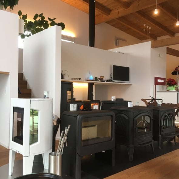 ヤマショー安曇野ショールーム　安曇野市　長野県　松本市　建築家　news設計室　丸山和男　薪ストーブ　暖炉　内覧会