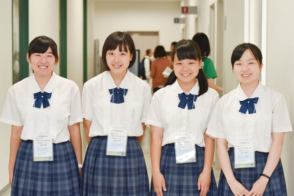 左から　山崎莉来さん、渡邉愛佳さん、宮崎里紗さん、浅井理佐さん (全員3年)