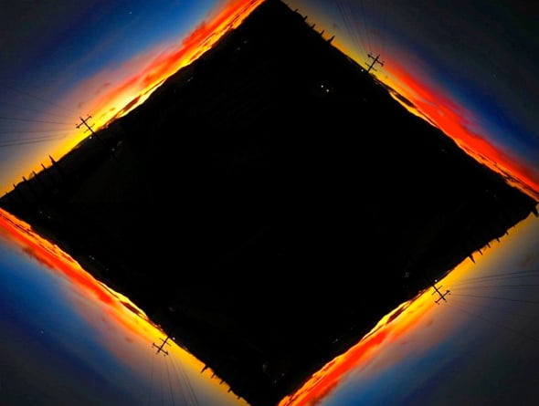 「自分の町Athertonから眺める夕日」赤く青く燃えている