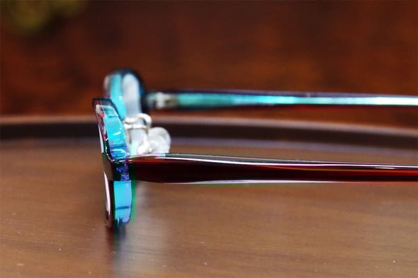 およそ-10.50DのM様のタカノリ・ユゲ。ユゲお得意のサイドに隙間のデザインで厚みが薄く仕上がります。