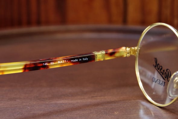 径年によりRATTIの文字がやや薄くなっております。