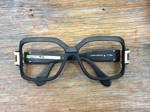 超レア、当時のシールも残ったままのCAZAL 623 true vintage matte black.