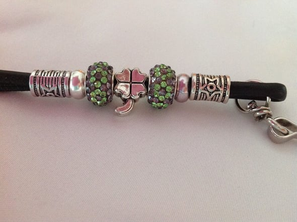 Die neusten Pfeifenbänder, Armbänder und Showleinen - mehr unter: *Klick aufs Bild*